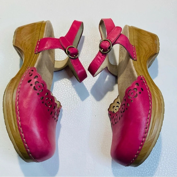 SANITA Sz 38 Leather Laser Cut Out On the Toe Cap Buckle Closure Clogs Sandals - Picture 9 of 15